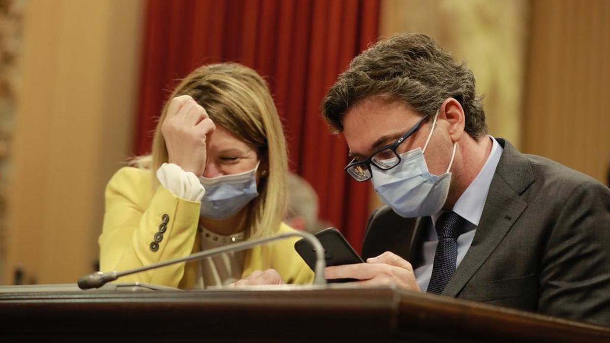 Nuria Riera y Antoni Costa, en el Parlament