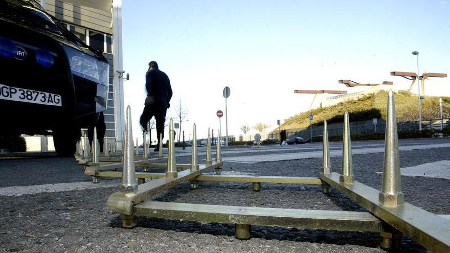 Una fleca que punxa les rodes als conductors que circulen pel seu aparcament: la mesura genera polèmica a les xarxes