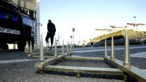 La fleca que punxa les rodes als conductors que circulen pel seu aparcament: la mesura genera polèmica a les xarxes