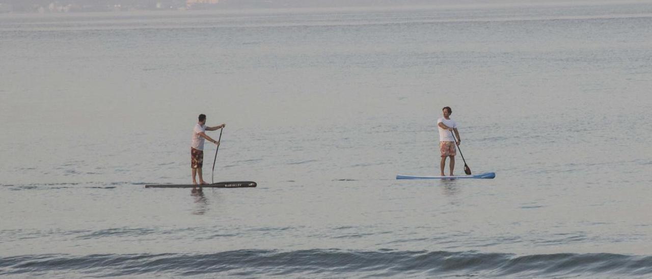 El paddle surf, una de las actividades permitidas a federados y profesionales en las playas de Elche