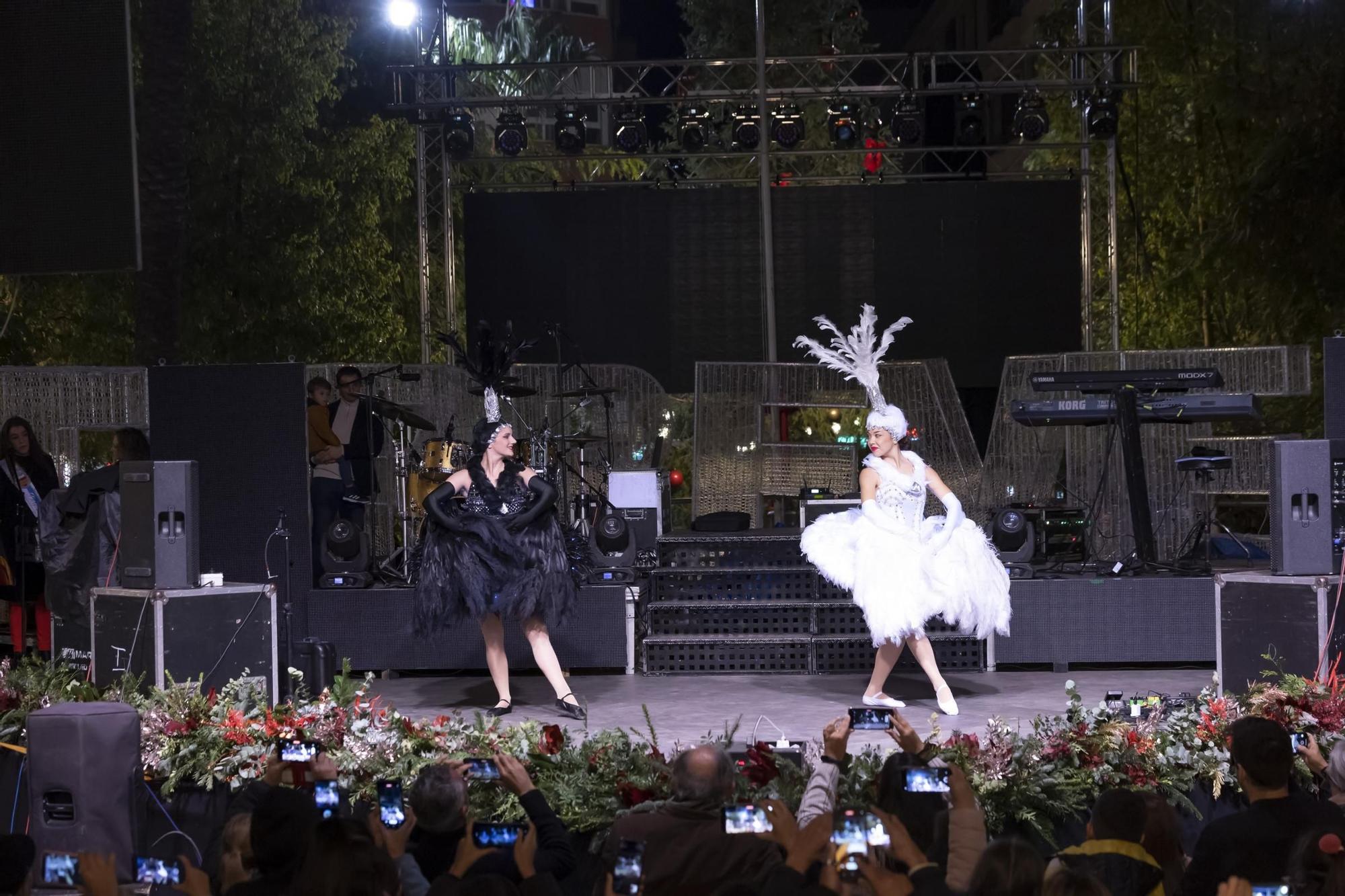 Fiesta multitudinaria de encendido de la iluminación de fiestas patronales y Navidad en Torrevieja