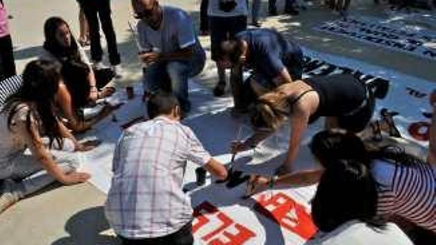 Pegada de carteles por una educación de calidad