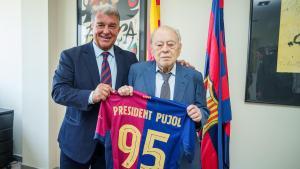 Laporta pos con Jordi Pujol y la camiseta blaugrana