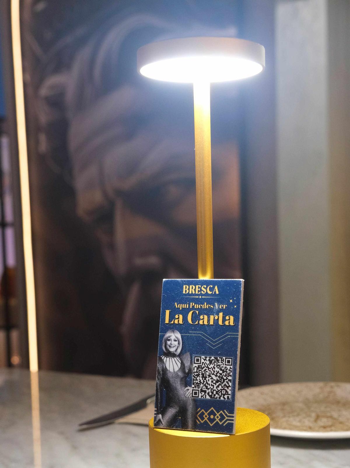 El diseño del espacio combina un estilo moderno con toques cálidos