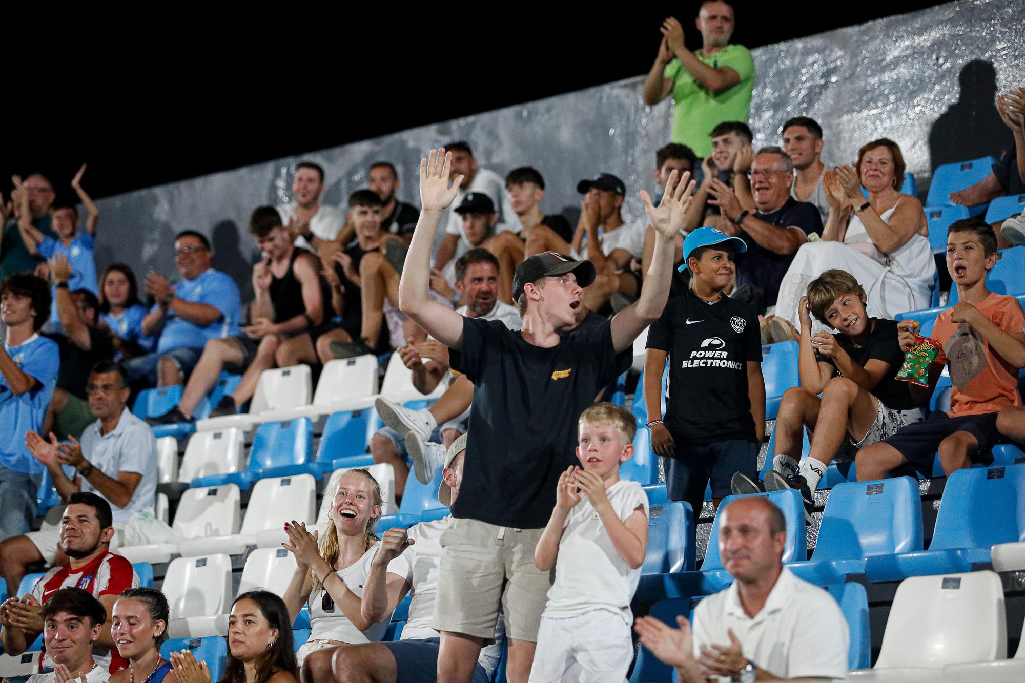 Palco lleno y gradas vacías en el partido entre la UD Ibiza y el RCD Mallorca.