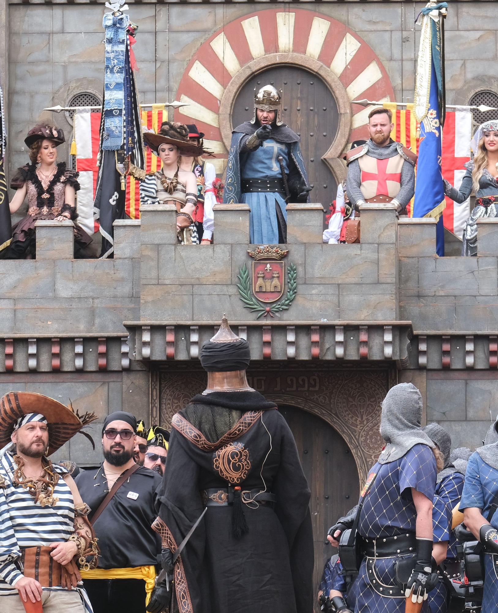 Los moros conquistan el castillo bajo la lluvia. Así ha sido la embajada mora de las fiestas de Elda