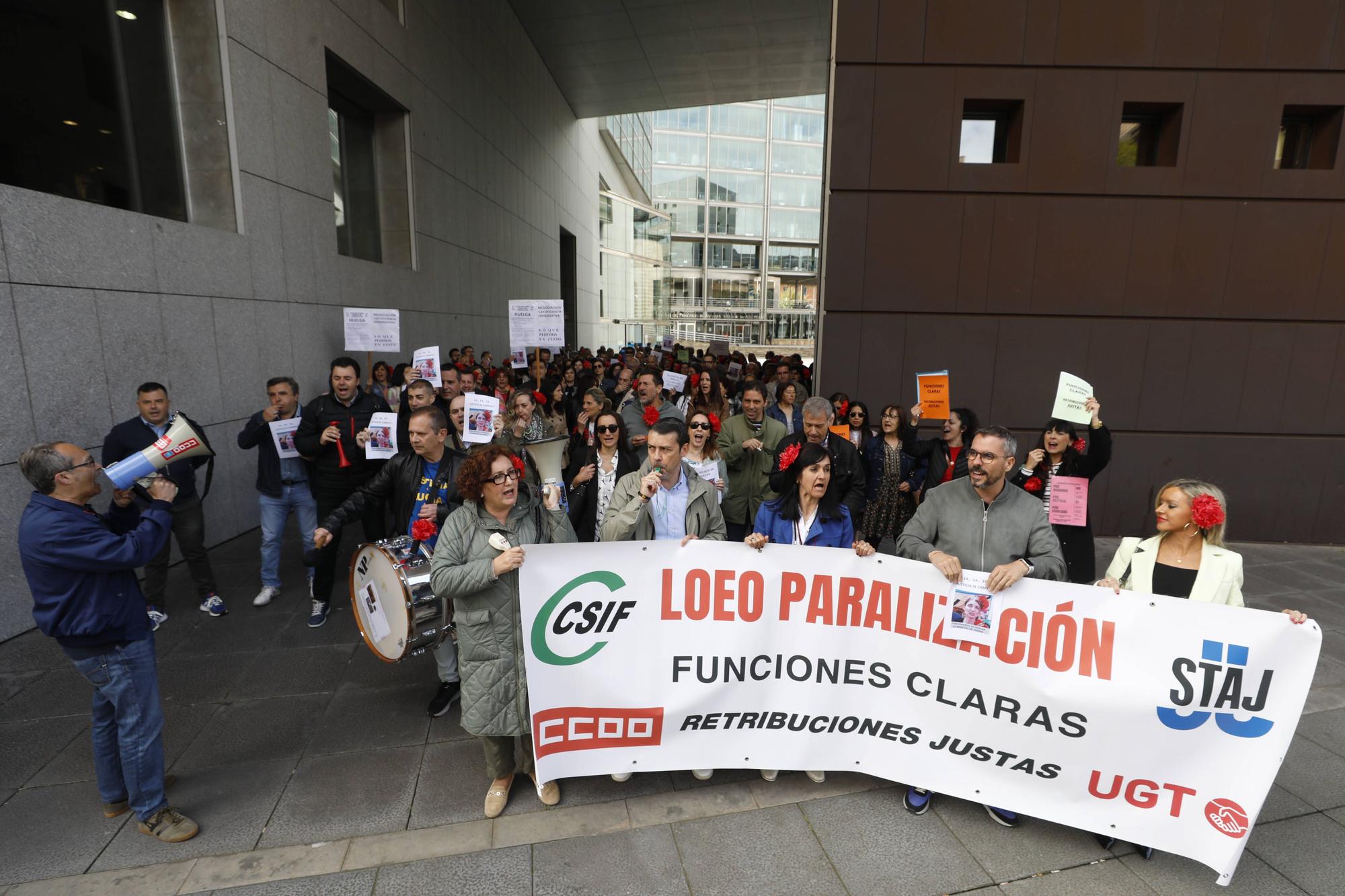 EN IMÁGENES: Los funcionarios de Justicia se manifiestan en Oviedo para reivindicar mejoras salariales