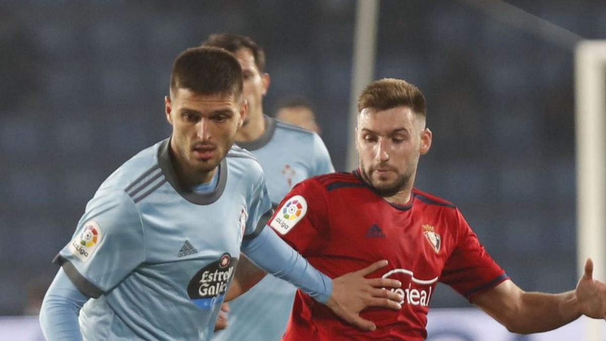 Okay protege el balón en el partido contra Osasuna. |  //  R. GROBAS