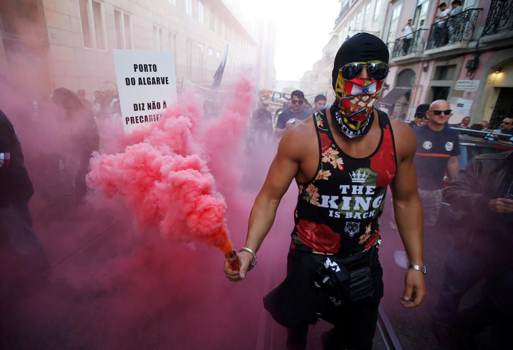 Bengalas durante las protestas sucedidas en Lisboa