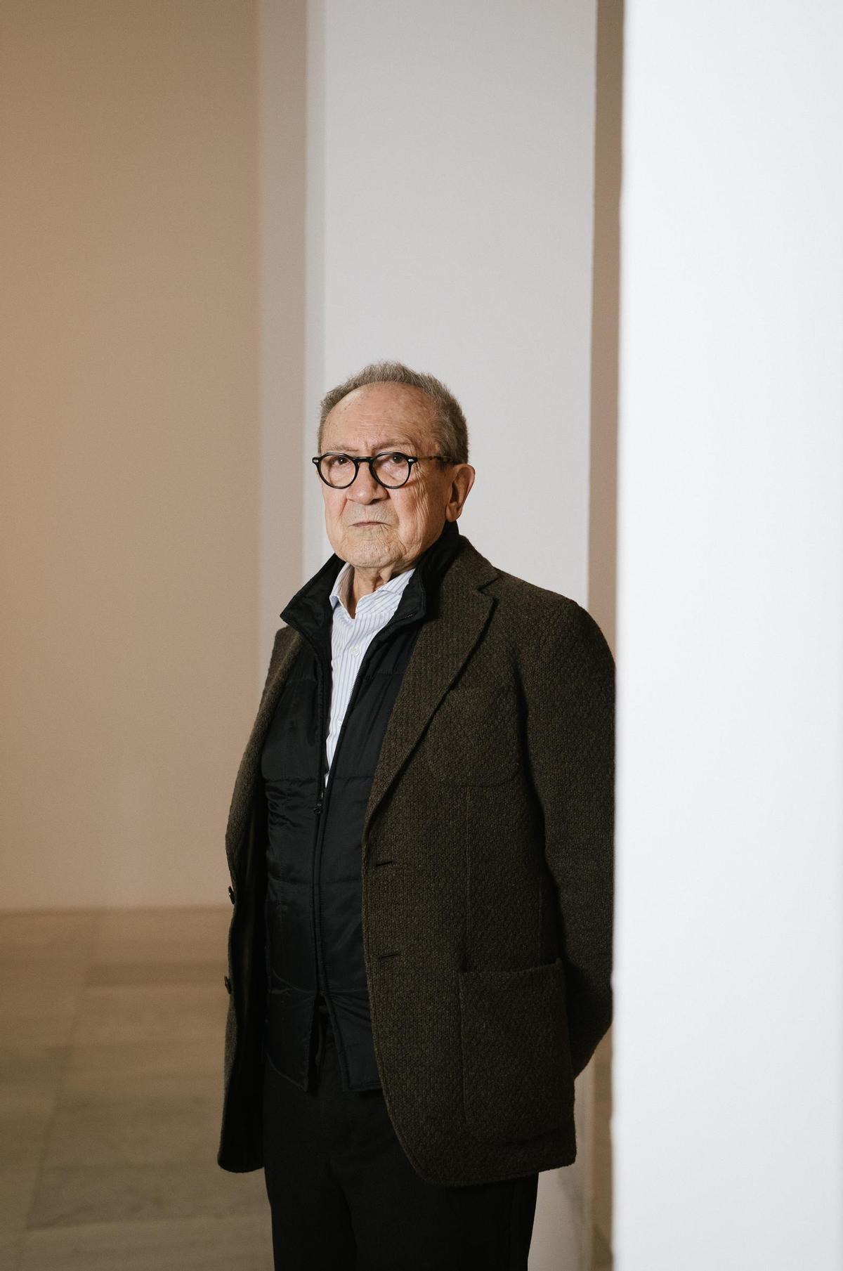 El arquitecto Manuel Portaceli este martes en la exposición de su amigo, el también valenciano Jordi Teixidor, en Madrid.