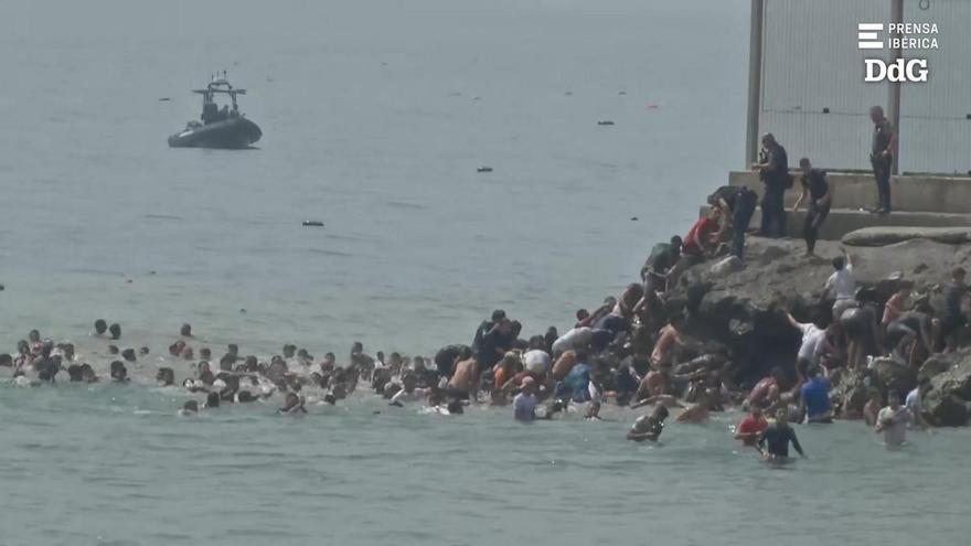 VÍDEO | Impressionants imatges de centenars de migrants entrant nadant a Ceuta