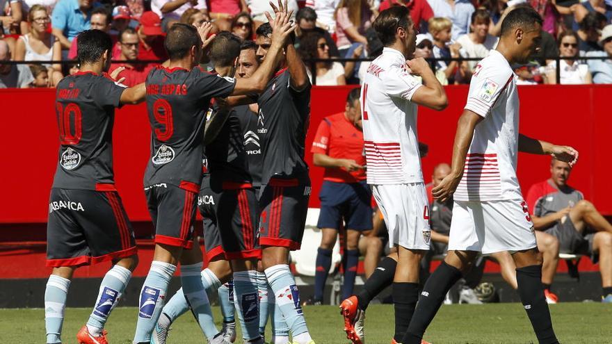 Los jugadores del Celta se abrazan tras el segundo gol.