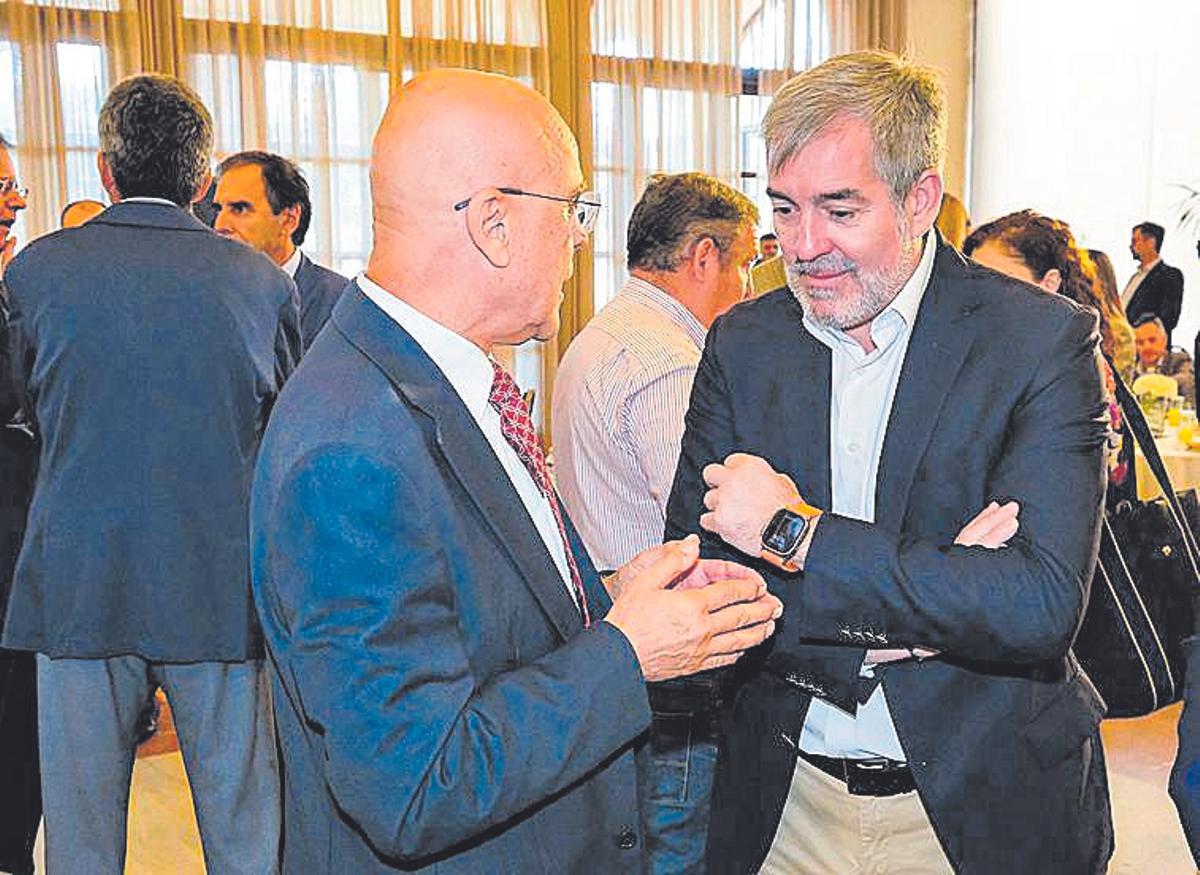 El presidente Clavijo con el diputado del Común, Rafael Yanes.