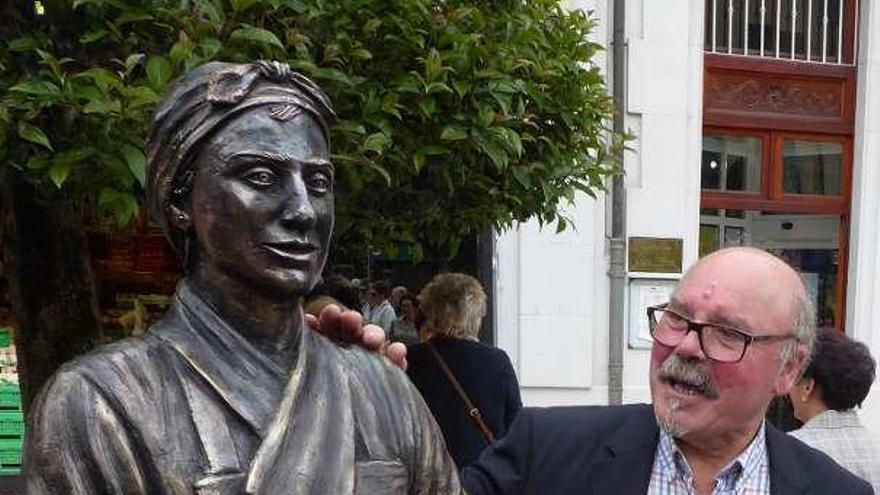 José Luis Iglesias Luelmo, con la estatua, ayer, en Noreña.