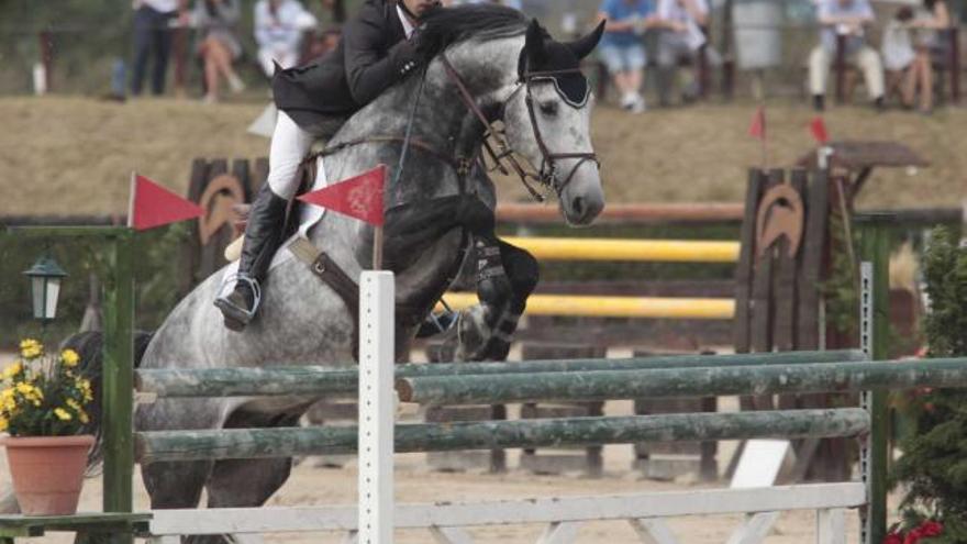 El portugués Ricardo Gil, con «Zucchero», disputando el Gran Premio.