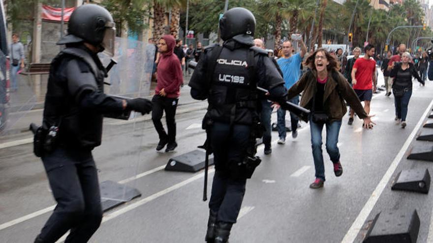 Graves incidentes durante las cargas de la Policía Nacional en Barcelona