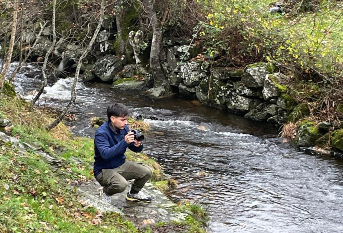 El joven Aníbal del Casar capta imágenes de un río en Sanabria. | ARACELI SAAVEDRA