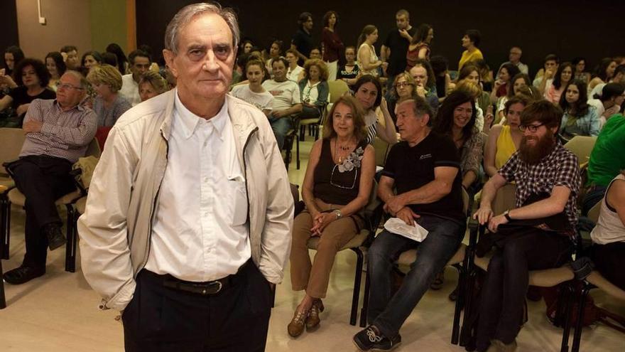 Menéndez Osorio, antes de la charla, en la Biblioteca Jovellanos.