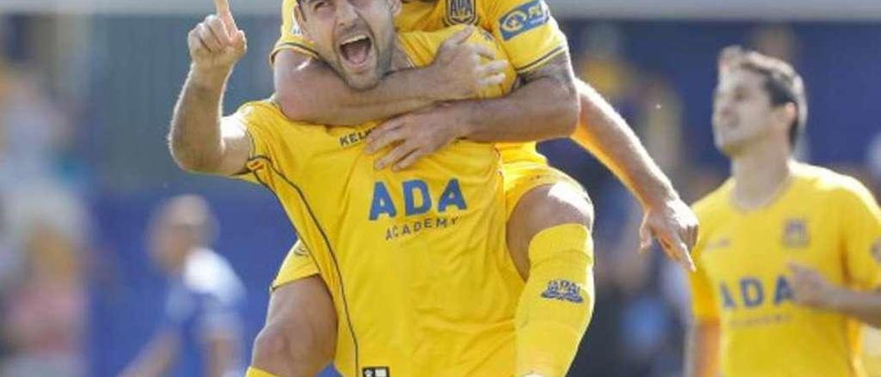 Juan Muñoz celebra un tanto con el Alcorcón en un partido de esta temporada.