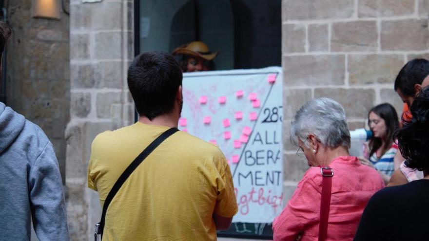 Concentració contra l&#039;homofòbia a Solsona, de la plaça de l&#039;Ajuntament al Palau Episcopal