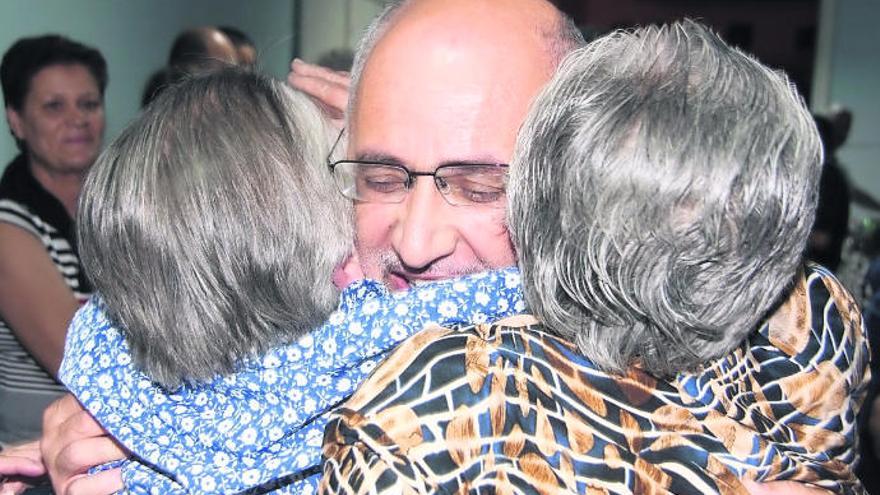 Candelaria Méndez (i), y su hermana María del Rosario, con Antonio Morales, elegido de nuevo alcalde en 2007.