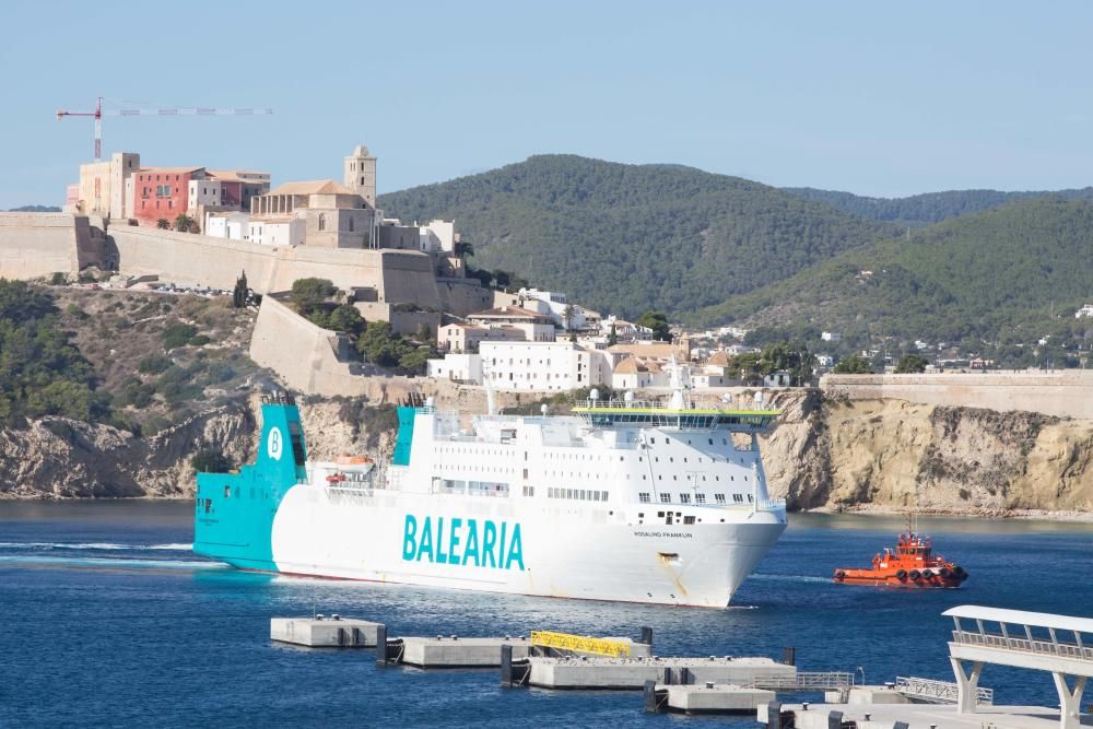 El barco atracó en el puerto Ibiza en torno a las 11.25.