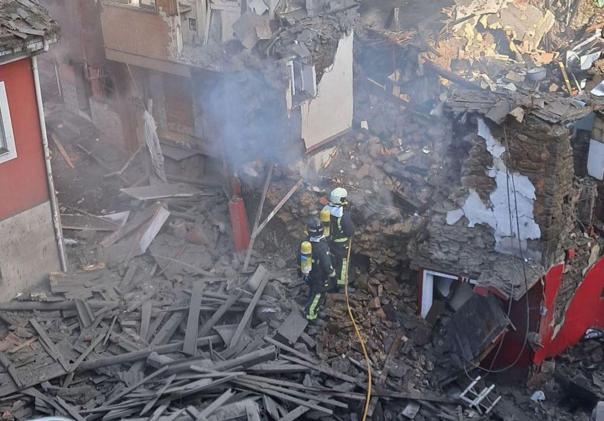 Los bomberos sobre el terreno, en mismo día de la explosión. | D. MONTAÑÉS