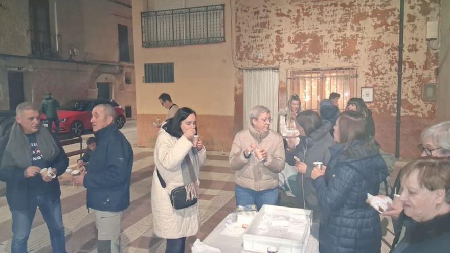 El encendido de luces, la colocación de adornos navideños y una chocolatada, dieron comienzo a estas fiestas en el pueblo.
