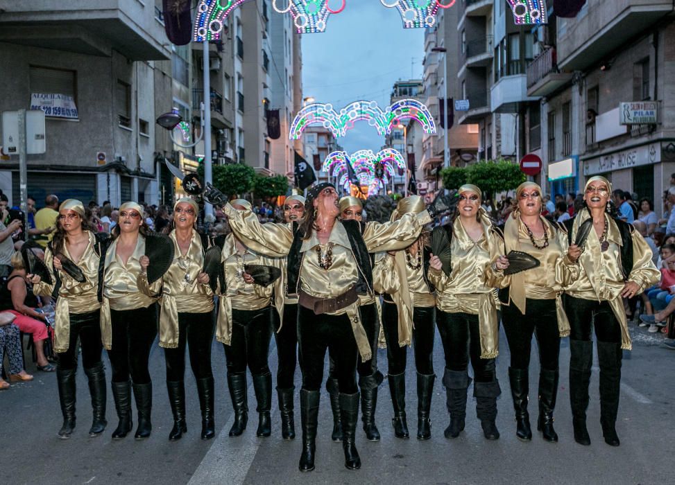 El espectáculo recrea la conquista de la isla de Tortuga con un boato de casi 400 personas, animadas danzas y guiños a la historia