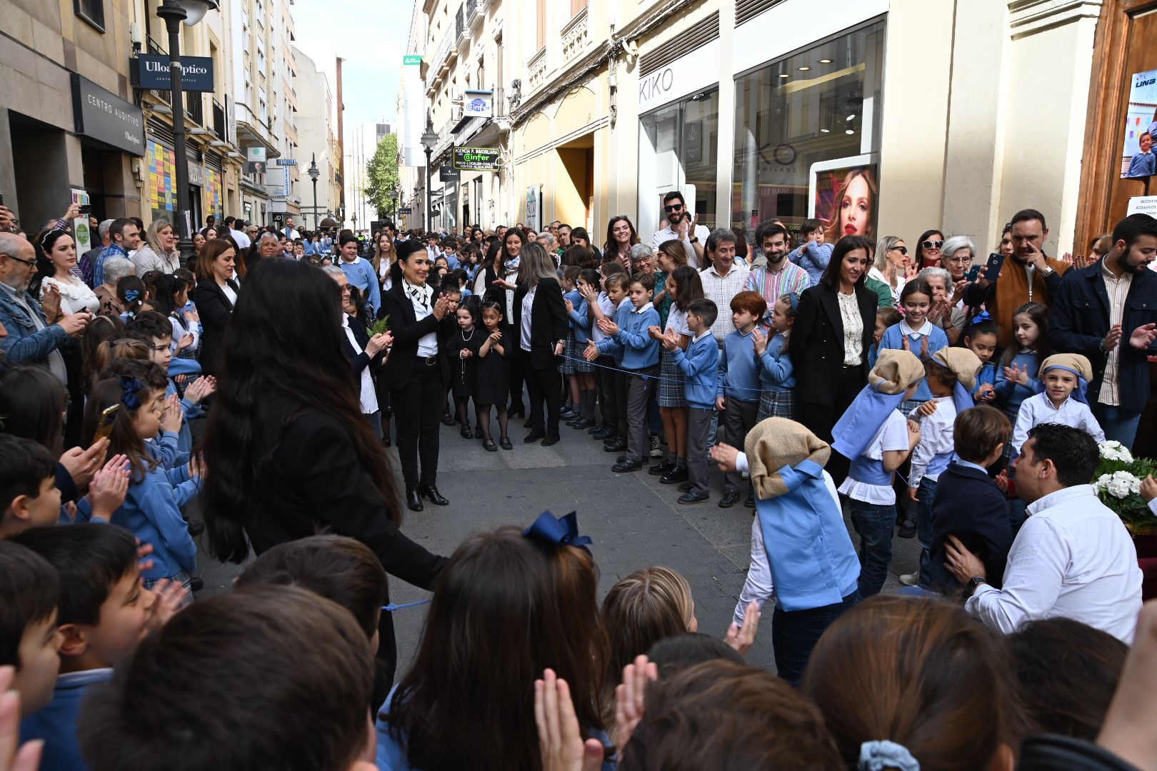 Alumnos del colegio de la Milagrosa durante su desfile por las calles del centro de la ciudad