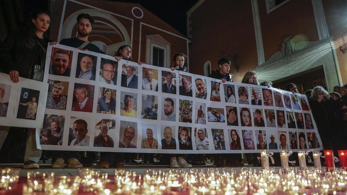Velas y música recuerdan a los 228 fallecidos por la dana en un acto en Picanya el 15 de febrero.