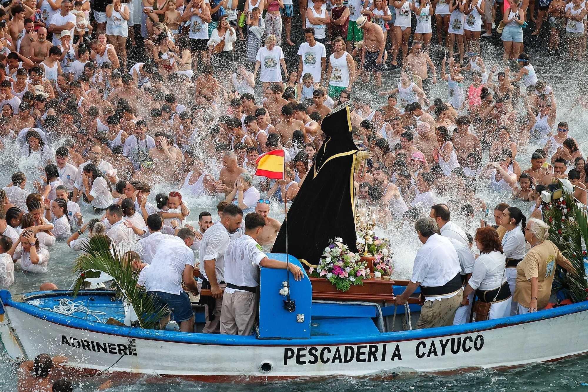 Embarcación de la Virgen del Carmen en el Puerto de la Cruz.