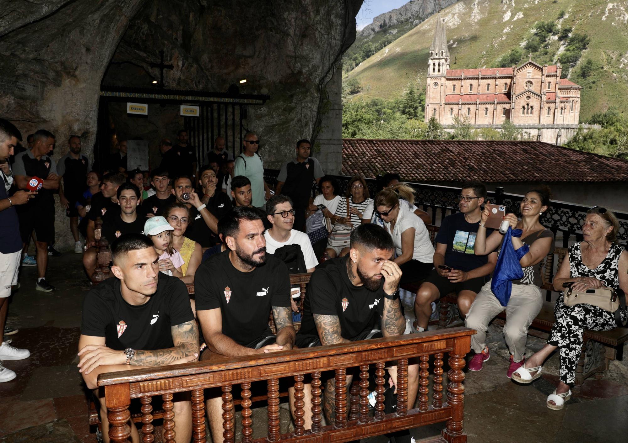 La visita de los jugadores del Sporting a la Santina, en imágenes