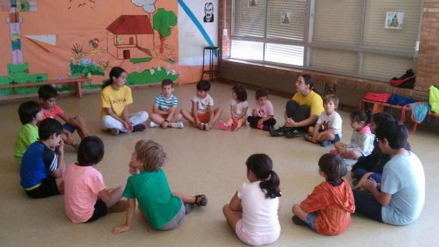 Pequeños y monitoras en un aula del colegio durante una jornada lectiva sobre la naturaleza.