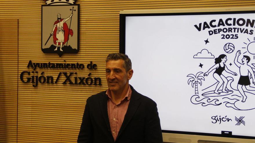 Jorge Pañeda, en el Ayuntamiento, durante la presentación del programa de "Vacaciones deportivas".