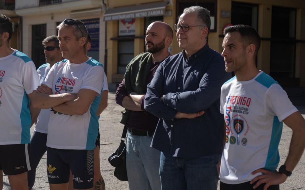 Manuel Alonso, concejal de Deportes y Jesús María Prada, diputado de Turismo, jjunto a varios corredores. | Jose Luis Fernández