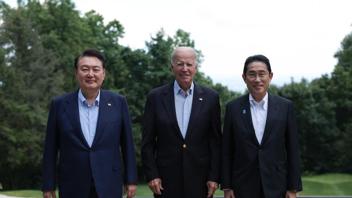 El presidente de EEUU, Joe Biden, se reúne con el primer ministro de Japón, Fumio Kishida, y el presidente de Corea del Sur, Yoon Suk Yeol.