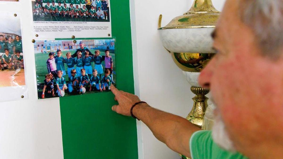Manuel Batalla, primer entrenador de Gavi, señala una foto del internacional cuando era niño.