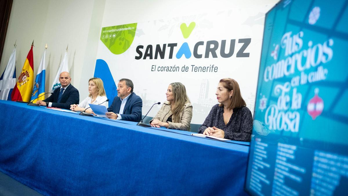 El alcalde, flanqueado por concejalas de Distrito y Sociedad de Desarrollo, y delegado de Caixa y de Zona Centro.