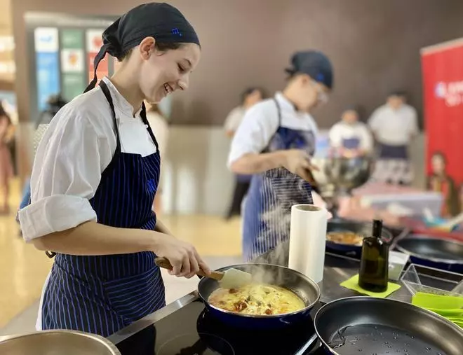 Eroski s'estrena com a principal distribuïdor dels ous ecològics i locals de Mater amb un show cooking a càrrec d'alumnes de Formació Dual