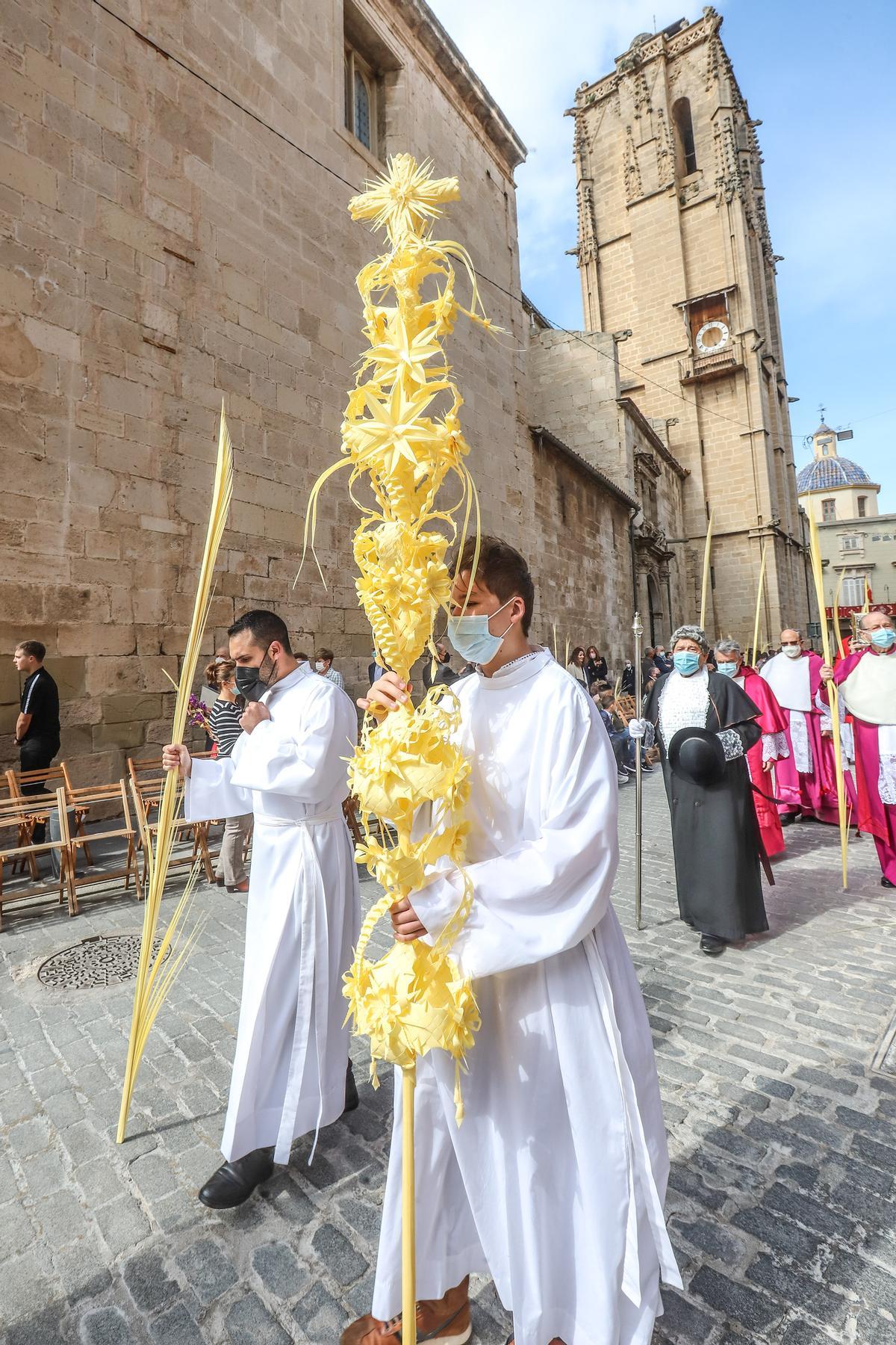 El obispo Munilla preside la procesión de las Palmas en Orihuela