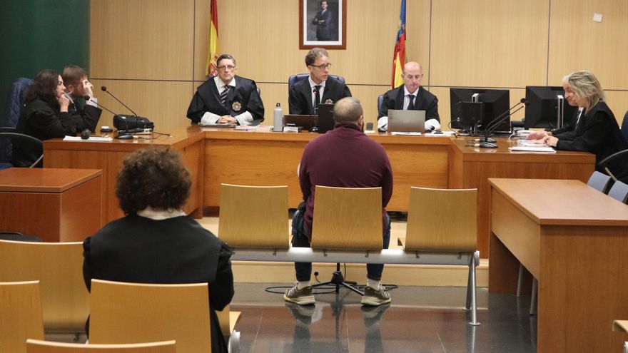 A prisión por no presentarse a un juicio por delito de odio en València
