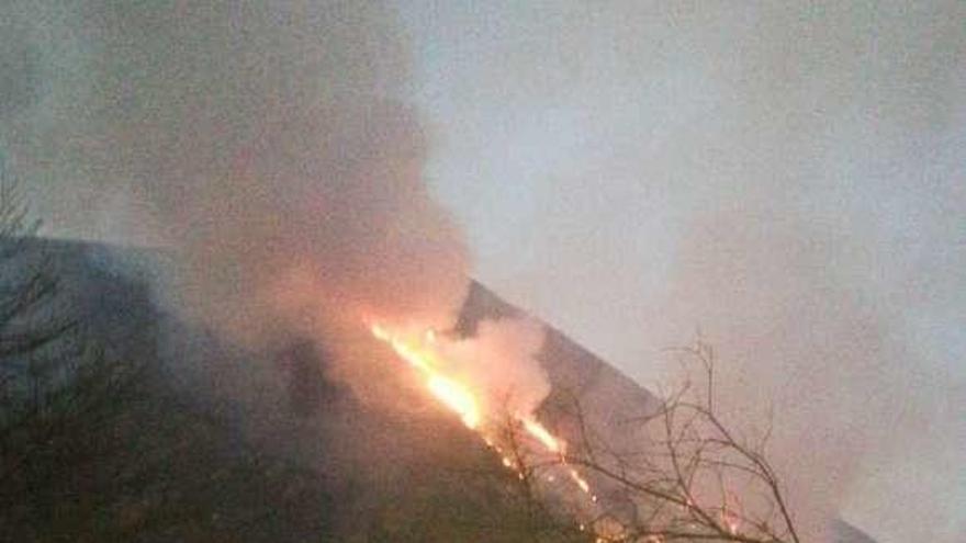 El incendio declarado en Besullo, al caer la noche.