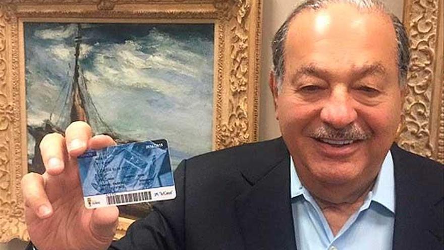 Carlos Slim con su carnet de socio.