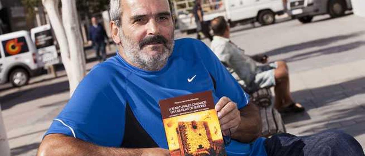 El profesor Roberto Hernández con un ejemplar de su nueva obra.
