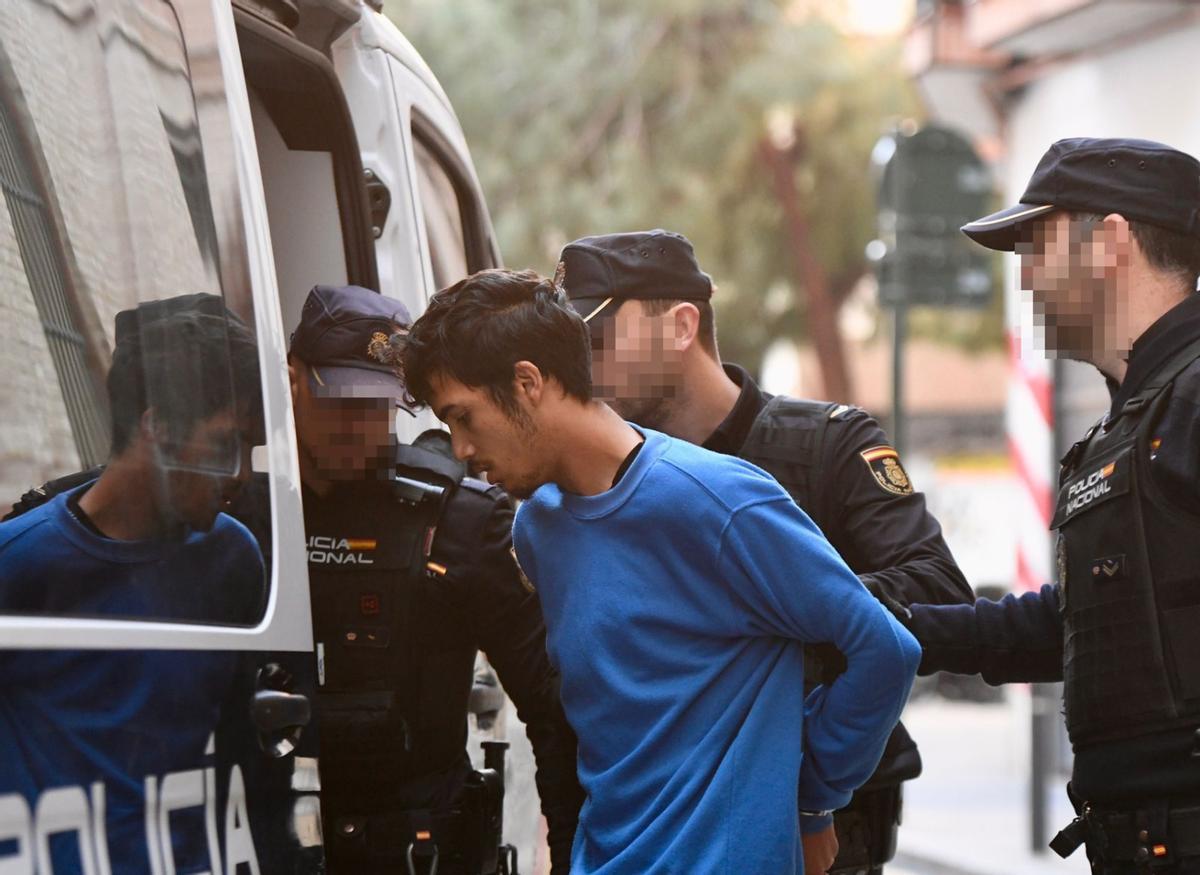 El sospechoso de la muerte de Carmelina es introducido en un vehículo de la Policía Nacional, rumbo a los juzgados.