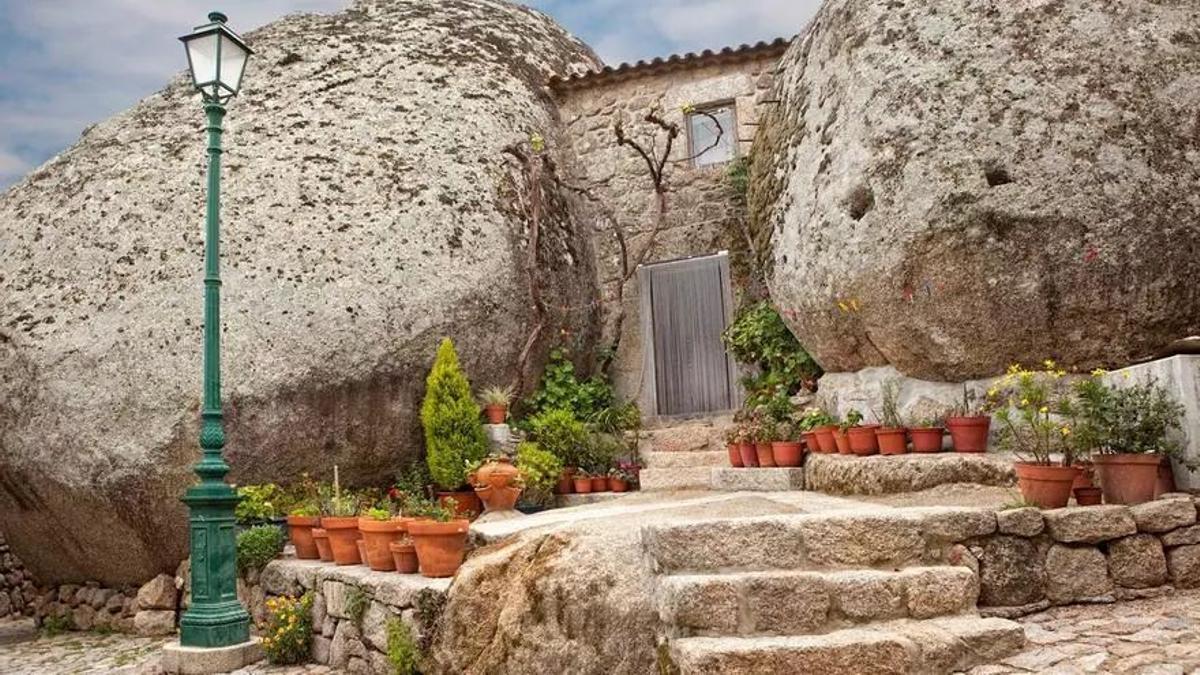Las casas de Monsanto parecen surgir de debajo de las piedras.