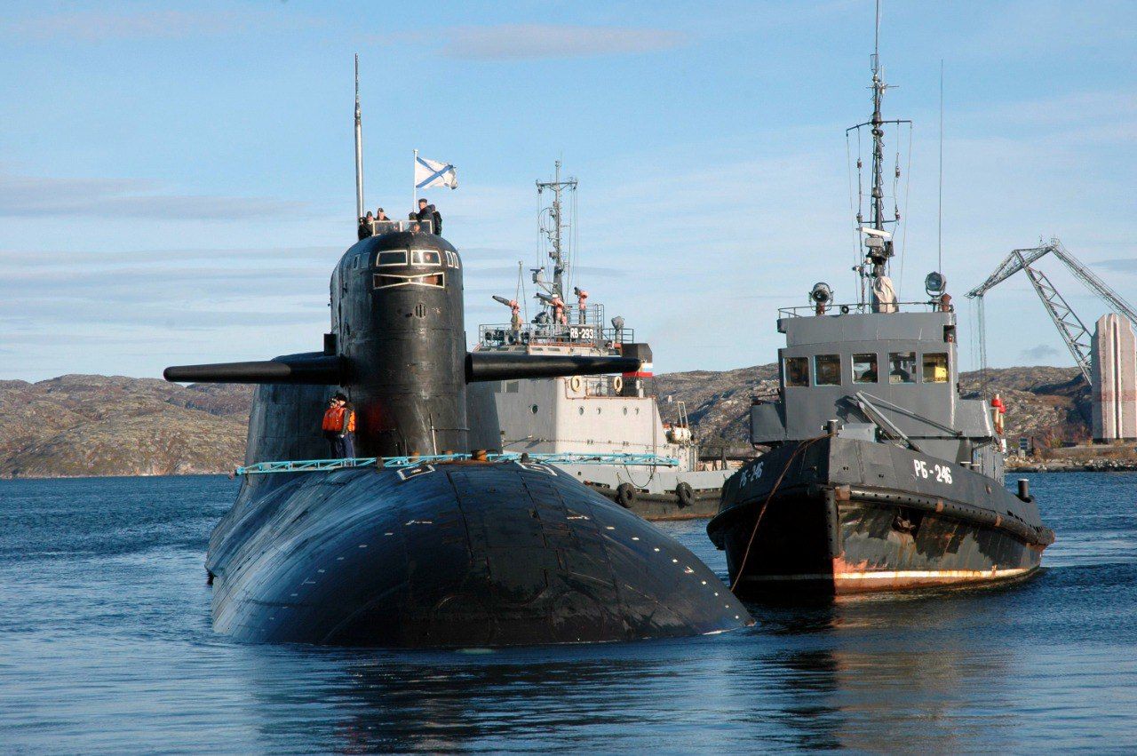 El submarino nuclear ruso ‘Yekaterinburg’ se dirige a su base de Gadjiyevo, en Murmansk.