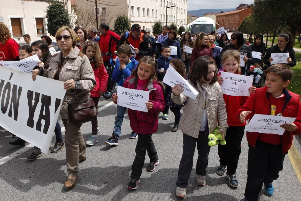 Manifestación para exigir la ampliación del IES Roces y del Colegio Alfonso Camín