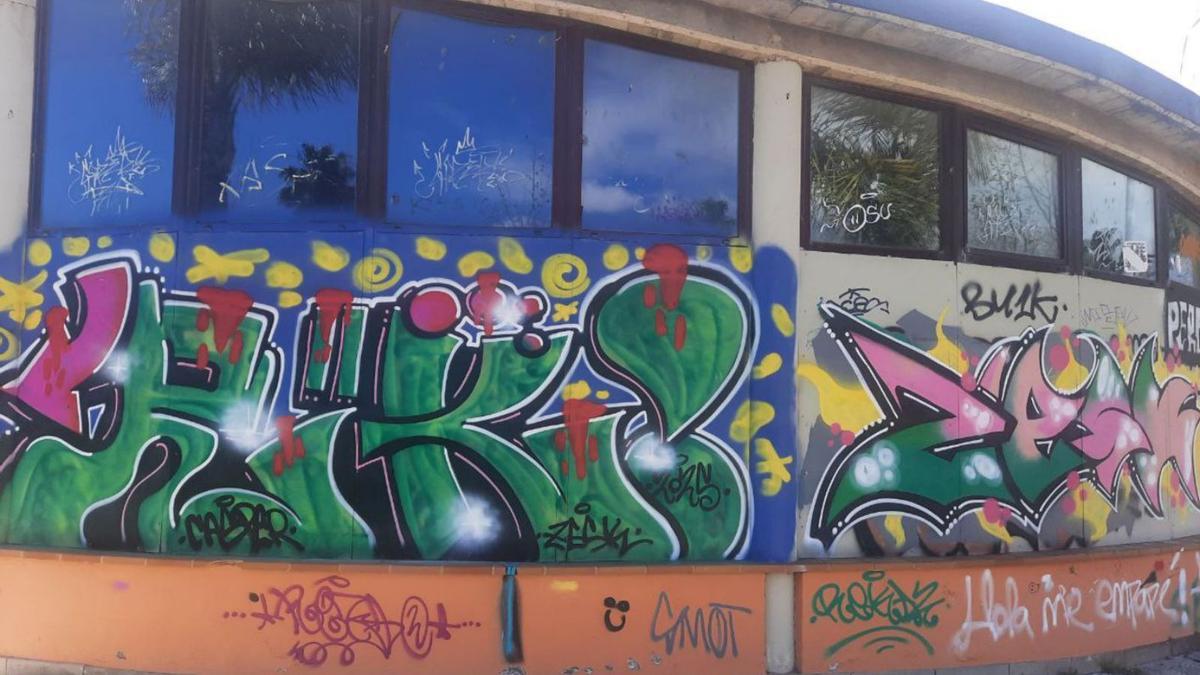Así está la cafetería cerrada hace nueve años del Parque de La Vega, en La Laguna. | E. D.
